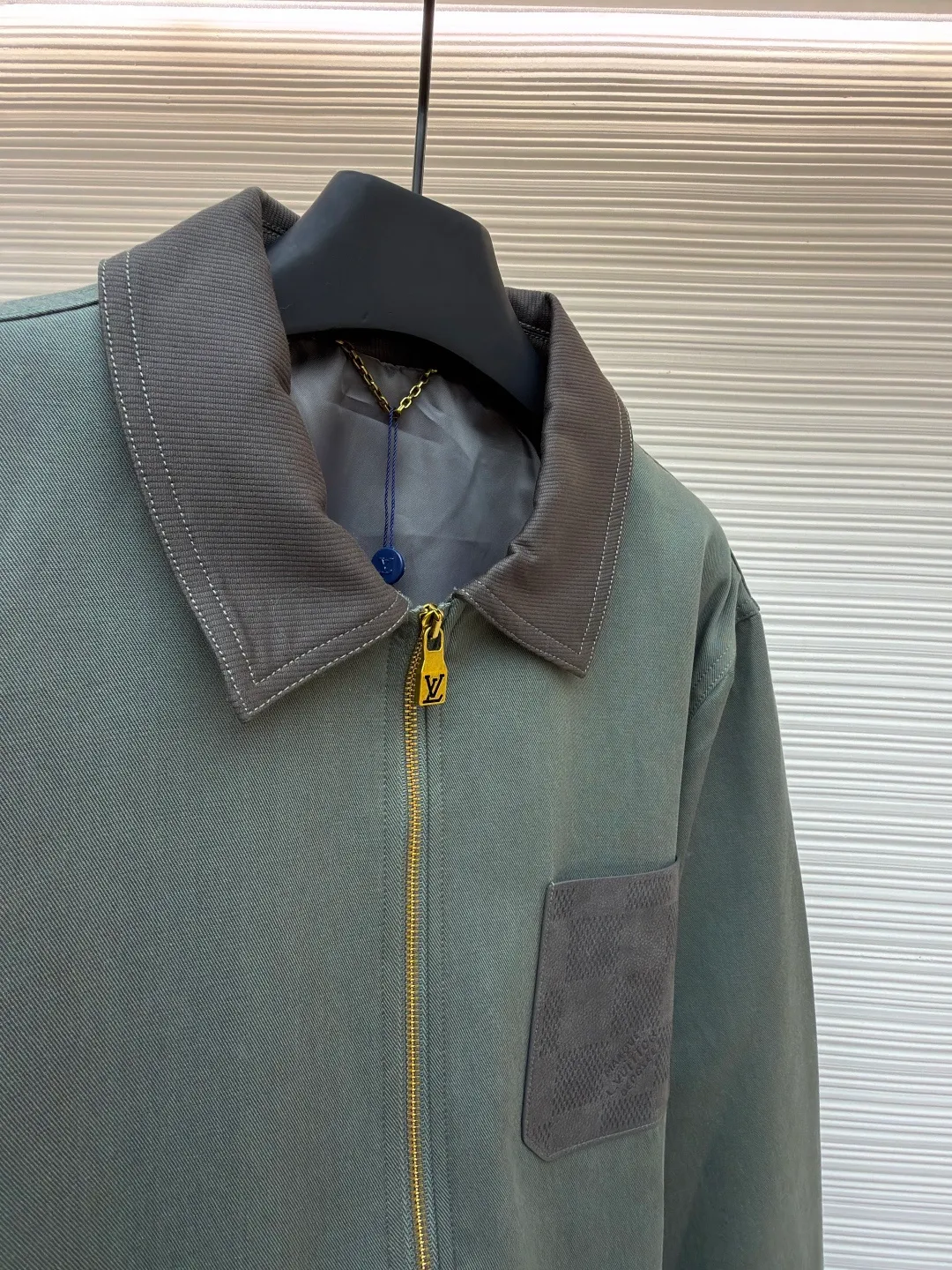 LOUIS VUITTON checkerboard pocket zipper jacket ●Original version: Purchased and developed by 23403 ●Item number: 1682124-B50 ●Fabric: linen fabric ●Technology: hot-pressed lamination ●Color: green ●Version: fitted version ●Weight: about 825 grams ●Size: S-M-L-XL ●Description: This Louis Vuitton black lapel zipper jacket shows the brand's exquisite craftsmanship. The body is made of high-density twill fabric. It has been pre-shrunk and shaped and ironed to give the fabric a crisp silhouette and wrinkle resistance, smooth touch and excellent wear resistance. The placket is equipped with a customized metal zipper. The zipper teeth are precision polished and gold-plated, making it smooth and durable. The zipper head is engraved with the brand's classic logo, and the details highlight the texture. The body pockets are made with welt bag technology, and the edges of the pockets are reinforced with double-needle stitching, which not only ensures practicality but also makes the fit neater. The chest patch pockets are spliced ​​with fabrics of different textures, and the hot-pressing lamination process makes the splices smooth and free of glue marks. The lapel part has been three-dimensionally cut and hand-drawn to fit the neck line and is not easily deformed. Every stitch follows strict stitch length standards, perfectly combining simple design with exquisite craftsmanship. The overall wiring is straight and delicate, the fabric is comfortable and soft, and the color is consistent without color difference. It can be matched with the same style to create a fashionable look and control various occasions. Customized accessories, complete with three standards, same style for men and women!